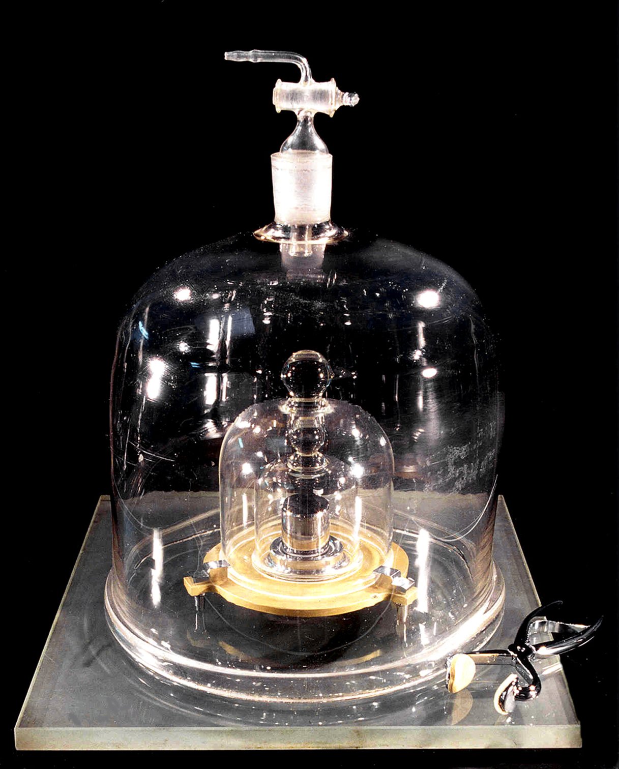 Das internationale Ur-Kilogramm unter Glasglocken