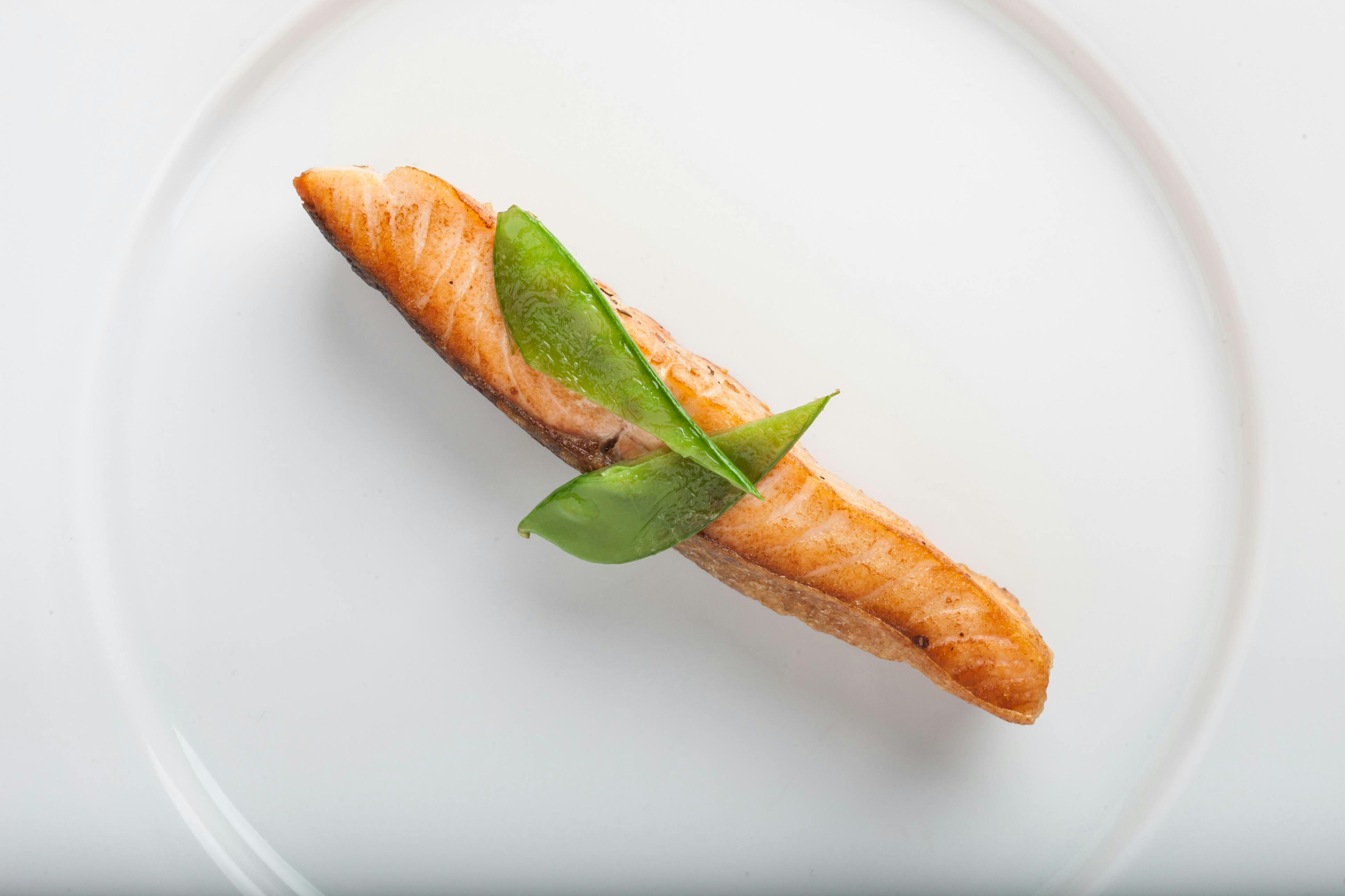 Ein Stück roher Lachs