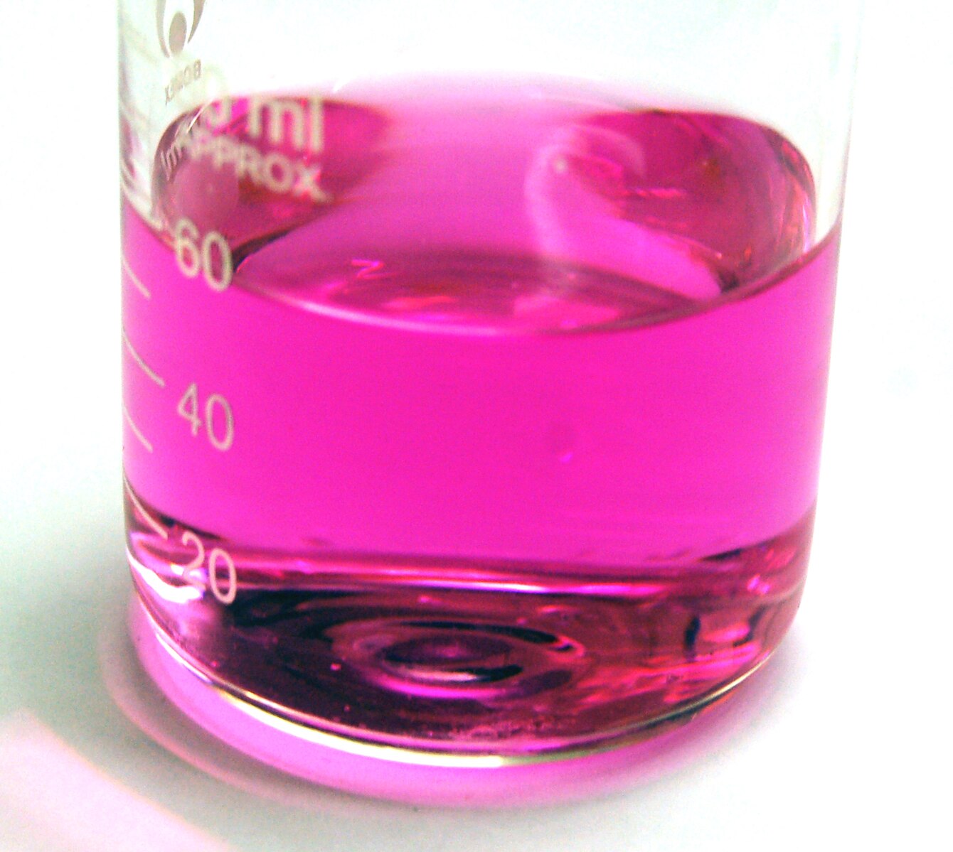 Kolben mit pinkfarbener Phenolphthalein-Lösung bei pH 9